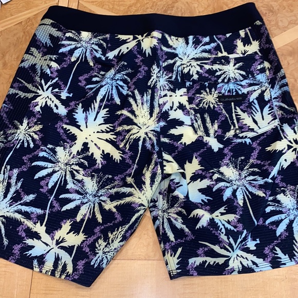 NWT!! Quiksilver Highlite Arch 19' Mens Boardshort Size 30 - Picture 2 of 8